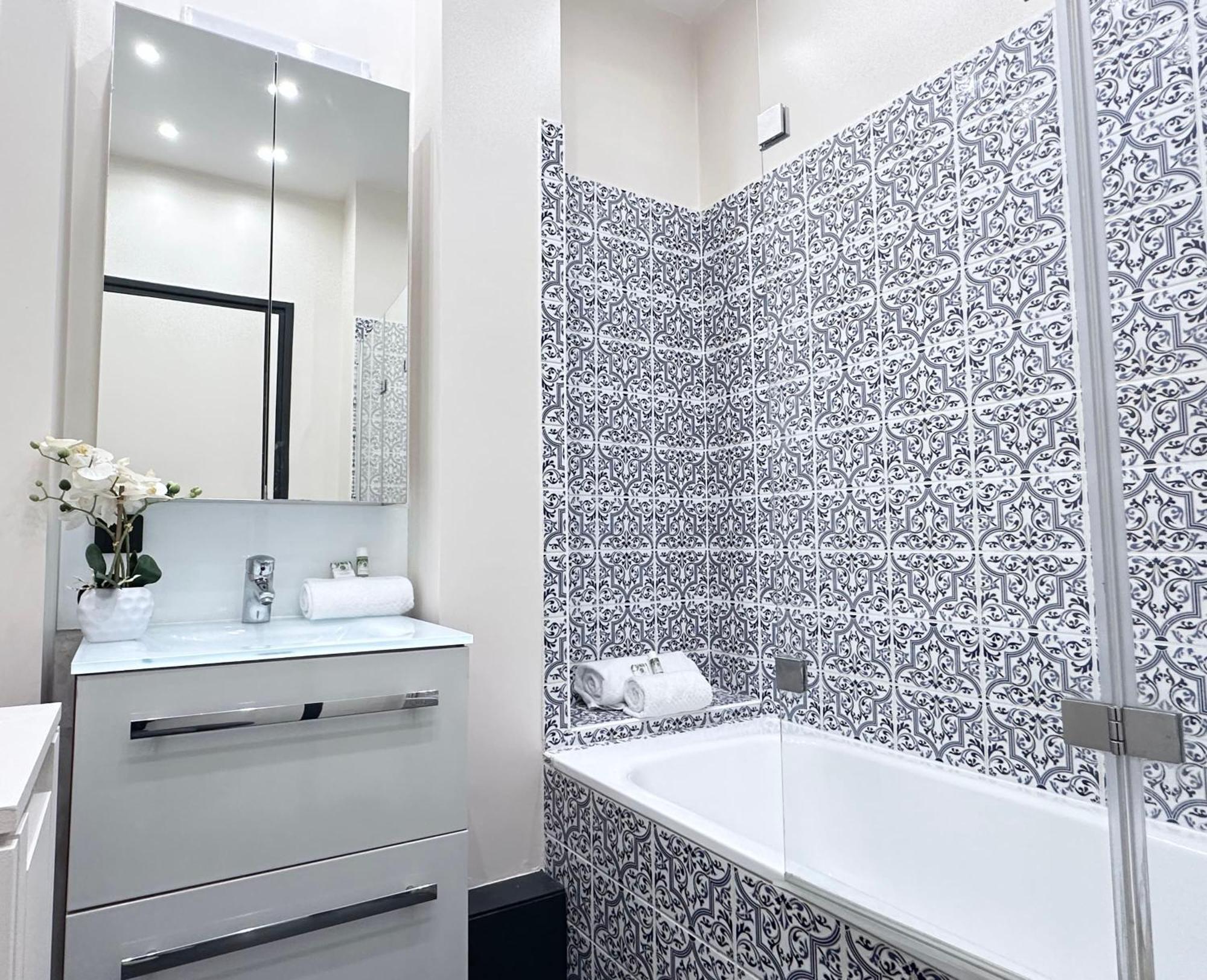 Stylish Apartment With A Balcony In Paris Eksteriør bilde