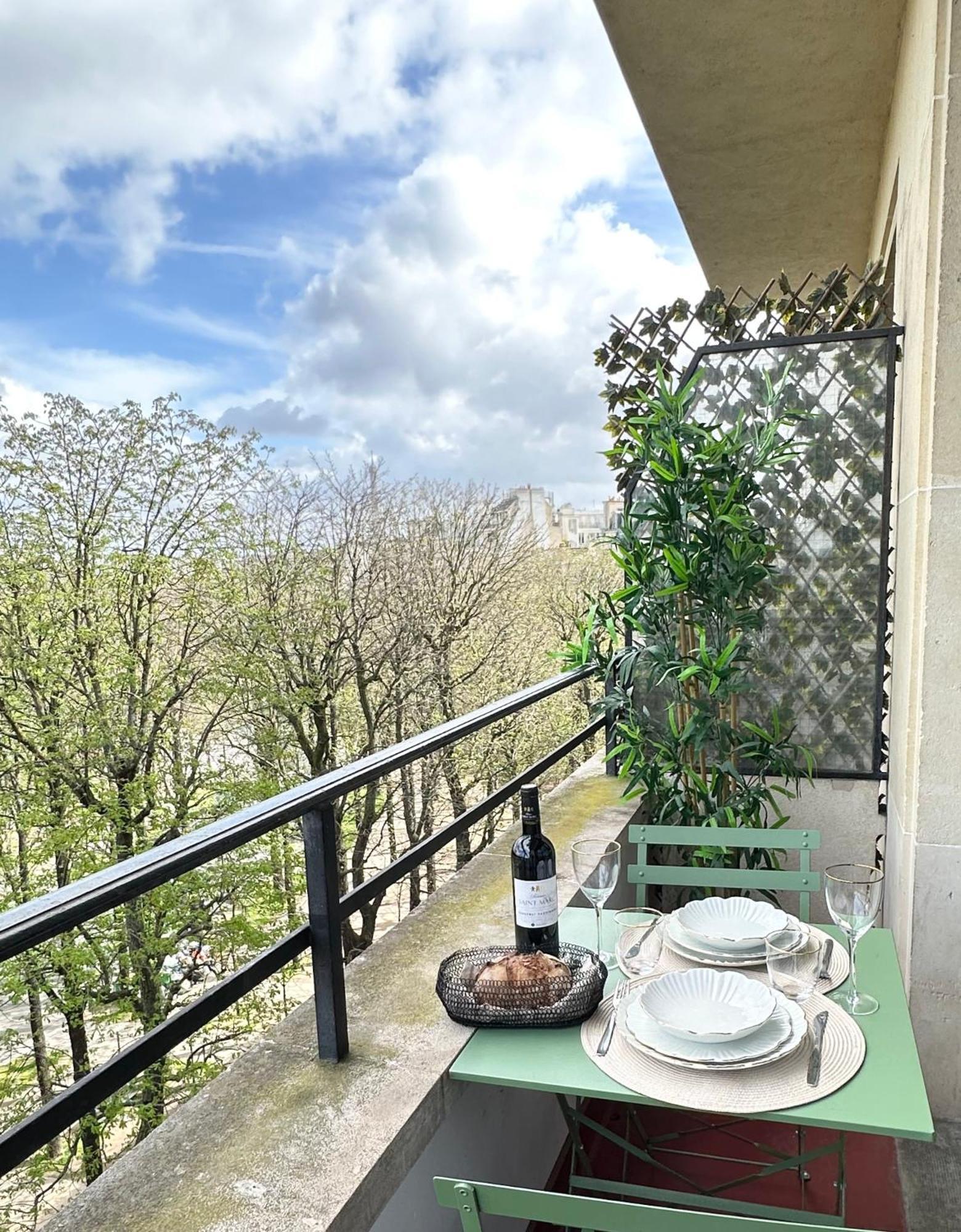 Stylish Apartment With A Balcony In Paris Eksteriør bilde